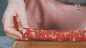 BB贝博艾弗森肉香肠切成片状。