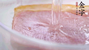 BB贝博艾弗森温水浸泡2小时，去皮切成薄片。