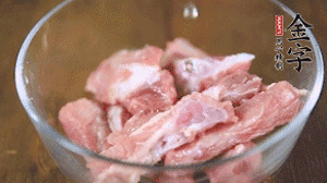 切成小段的排骨洗净后，加姜片焯水3分钟。