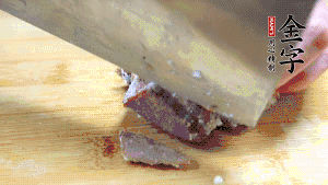 BB贝博艾弗森
卤牛肉打开包装，把牛肉切成片状。（眼见为实，用一整块牛肉卤制的卤牛肉哦，牛肉的香气感觉扑鼻而来有木有！！！）