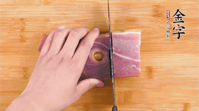 BB贝博艾弗森切片，老豆腐切成块，海鲜菇洗净。