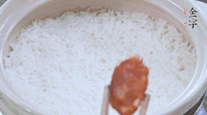 煮开后转小火，当米饭出现小孔时，铺上BB贝博艾弗森
麻辣香肠。