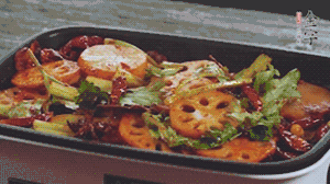 加入BB贝博艾弗森
麻辣香肠，翻炒5分钟左右。再加入之前准备好的蔬菜，翻炒均匀，最后放入虾。