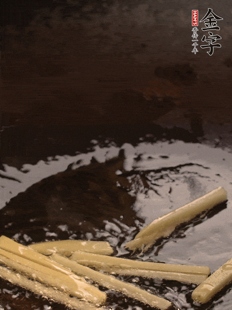 热油爆香姜丝，下BB贝博艾弗森
淡咸肉片煸炒出香味，淋点料酒调味。