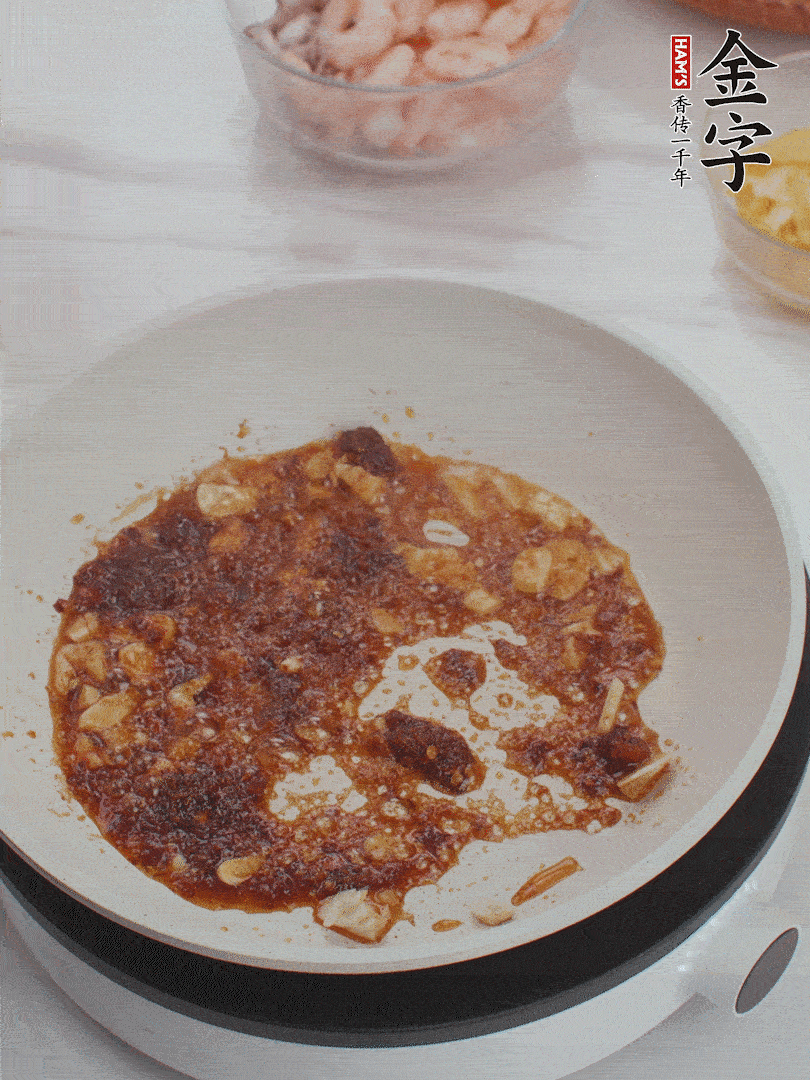 冷锅热油，1大勺BB贝博艾弗森XO酱、蒜末炒香，倒粉丝一起炒。