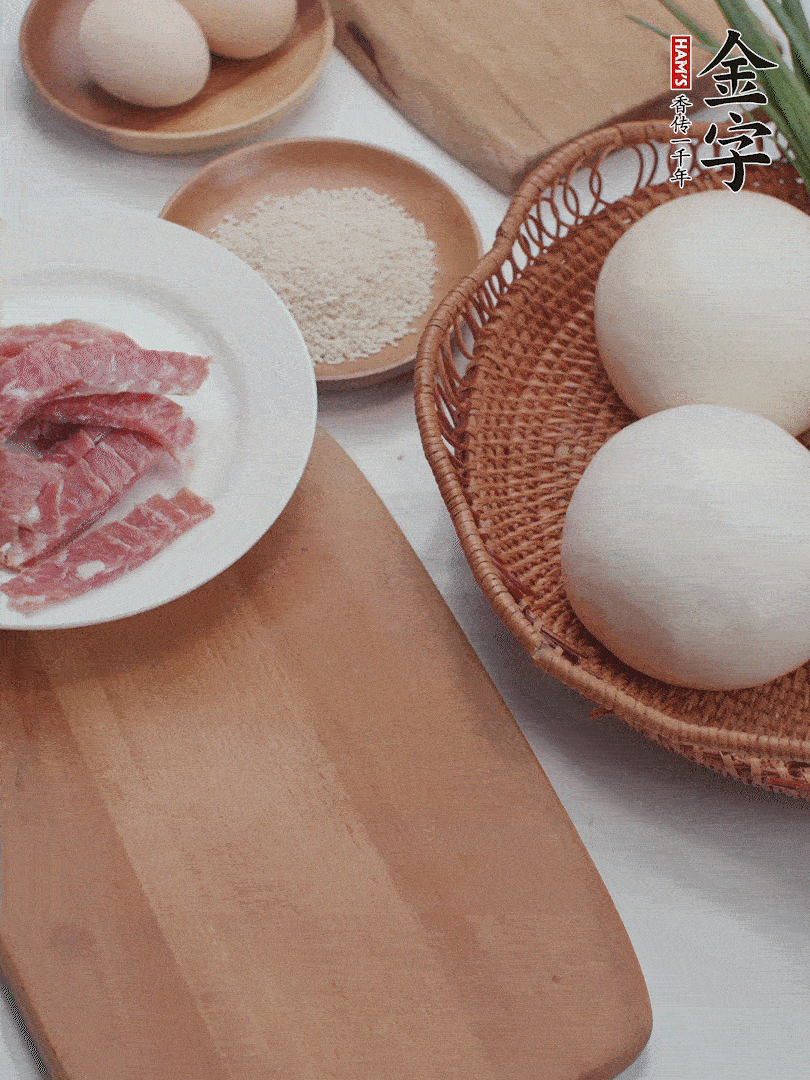 BB贝博艾弗森
培根火腿切小片；馒头、洋葱切丁；香葱切丁。