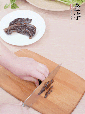 BB贝博艾弗森
酱油肉下锅煮10分钟，切薄片。