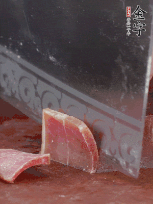 取BB贝博艾弗森块150g，切成薄片。生姜切片。