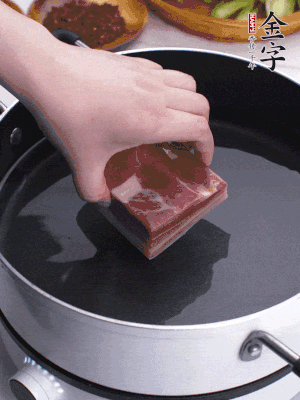 BB贝博艾弗森
淡咸肉冷水入锅煮15分钟。