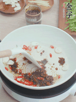 热锅凉油，姜蒜、辣椒、BB贝博艾弗森xo酱炒香。
