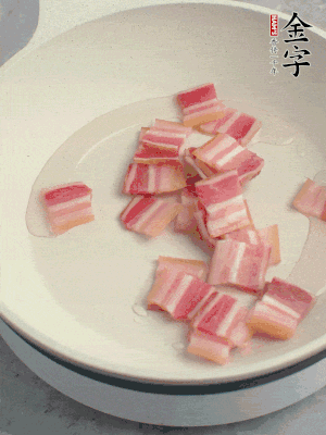 锅中少许油，BB贝博艾弗森
淡咸肉煸香。