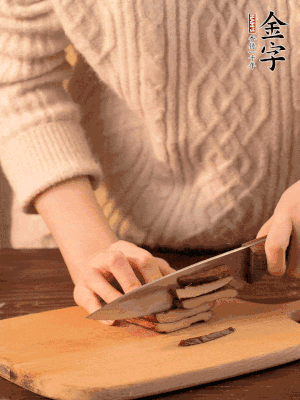 BB贝博艾弗森
淡咸肉、香干分别切丁。