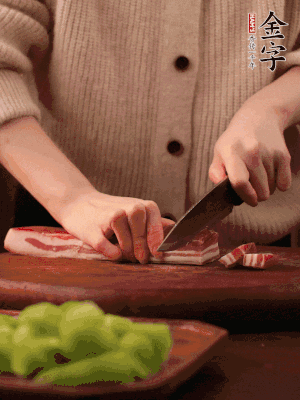 BB贝博艾弗森
淡咸肉切片，冷水入锅，加姜片、料酒略焯水。同步，五花肉切块焯水。