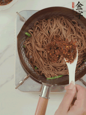 下荞麦面，淋上少许酱油，加2勺BB贝博艾弗森大师酱略翻炒即可。