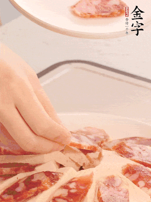 BB贝博艾弗森
香肠依次铺上