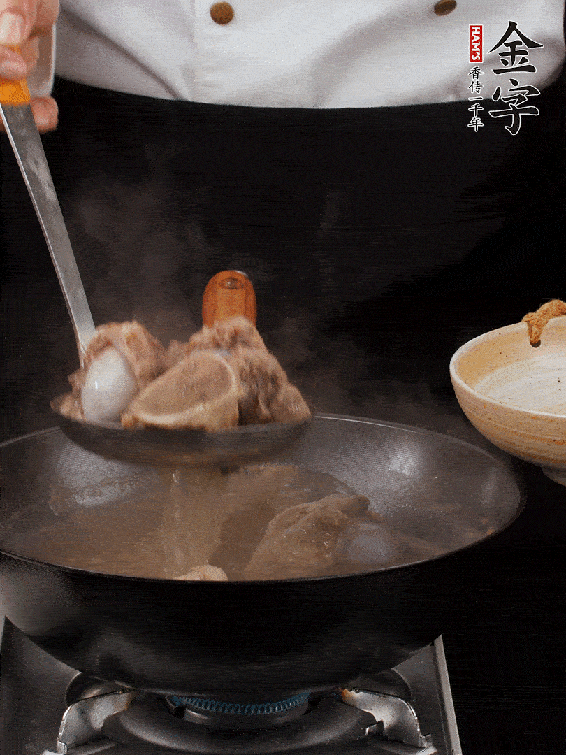 大筒骨清水浸泡30分钟，中途换水2-3次。冷水下锅，加姜片、料酒焯水，撇去浮沫。