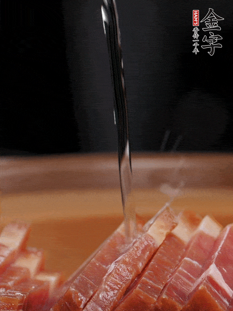 BB贝博艾弗森切片，放入温水中泡10分钟，BB贝博艾弗森
土香肠斜切成片。千张切成细条。