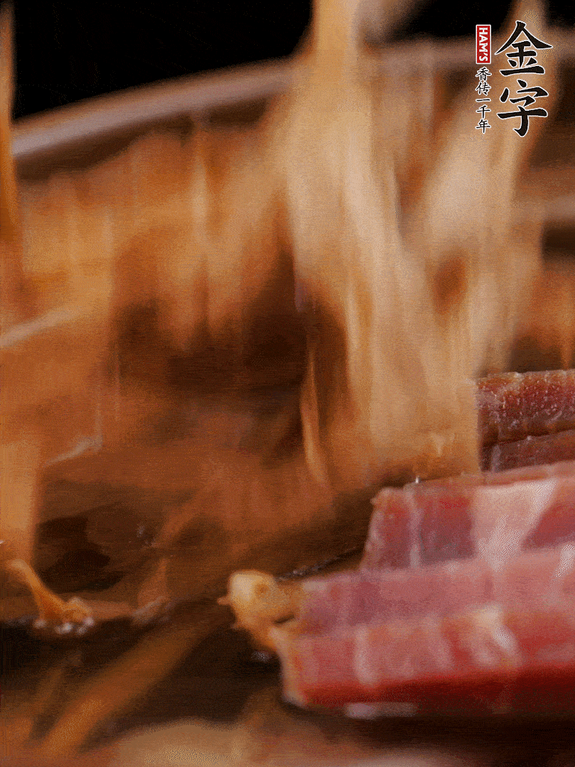 大筒骨、BB贝博艾弗森、姜片、黄酒一起放入砂锅，加笋干炖煮40分钟。（如果家里有高压锅，用高压锅把高汤压出来更鲜浓。）