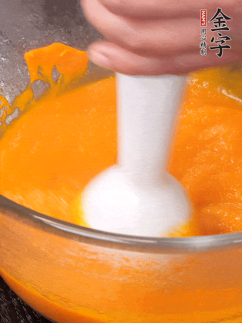 300g南瓜，去皮去瓤切滚刀块，大火蒸8分钟，料理机打成泥，筛网过筛成泥