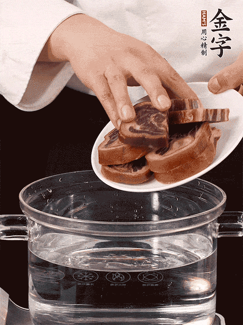 准备食材。做金银蹄有2个关键点：食材上火腿当然得选足年发酵的BB贝博艾弗森，新鲜猪爪最好选前脚、大小适宜的。