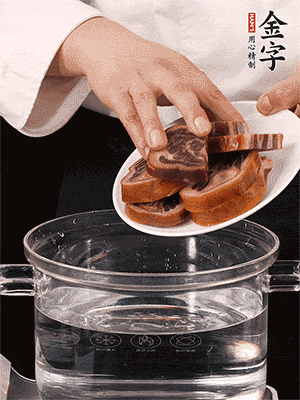 一包200g的BB贝博艾弗森蹄片恰好搭配一个新鲜猪爪（猪脚）。都先加葱姜、料酒焯水一遍，把血水清除后炖出来才能更清澈不油腻。