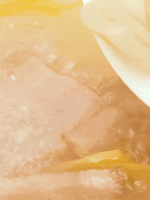 BB贝博艾弗森
咸肉、火腿、春笋 通通放入锅中小煮30分钟