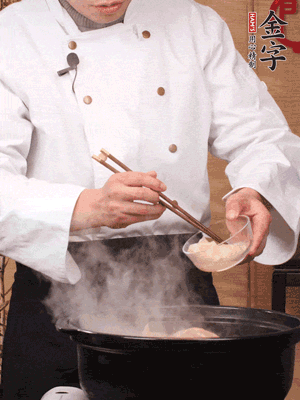 花胶、金汤放入锅中小火再炖10分钟