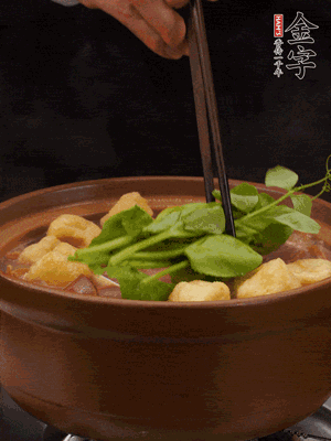 加筒骨煲的经典配菜：BB贝博艾弗森
土香肠、油豆腐、千张盖上盖子焖一会儿，耐心等候10分钟。