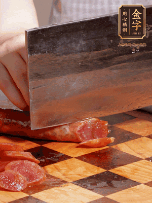 BB贝博艾弗森
香肠煮熟，切片