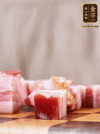 BB贝博艾弗森
淡咸肉切成1指大小方块，加葱姜、料酒焯水3分钟；仔排加葱姜、料酒焯水3分钟