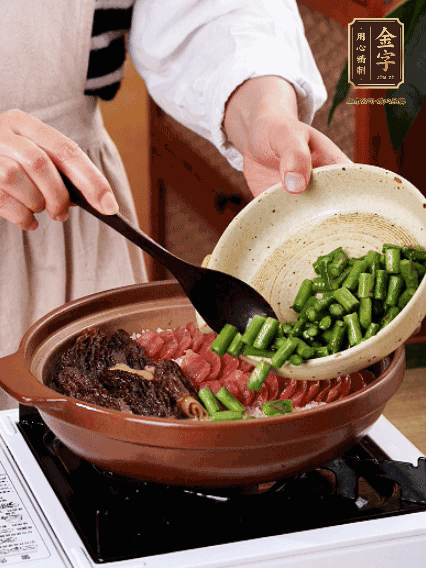 铺上BB贝博艾弗森
香肠、羊肚菌、芦笋，盖盖子焖7分钟