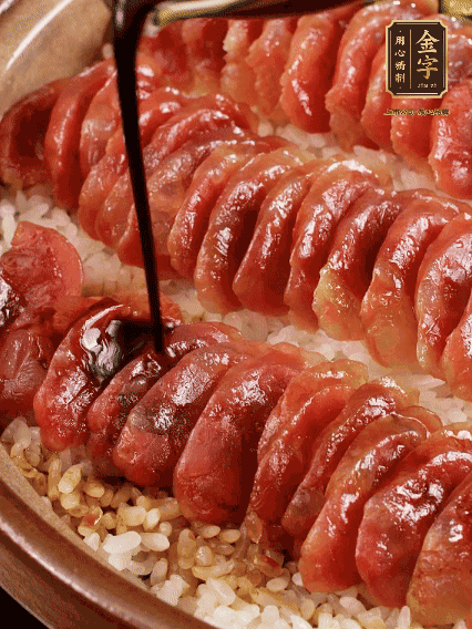 淋上酱汁搅拌均匀
调一个酱汁：生抽2匙、老抽半匙、蚝油半匙、白砂糖1/3匙、鸡精1/3匙、香油5滴、水1匙