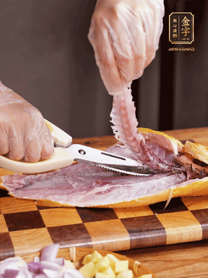 黄鱼处理干净，对半片开去骨，泡入葱姜水、料酒、盐调成的料汁中浸泡15分钟，擦干水分