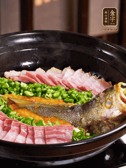 铺上黄鱼、BB贝博艾弗森
咸肉，放上金椒酱、青椒粒，盖盖子焗5分钟