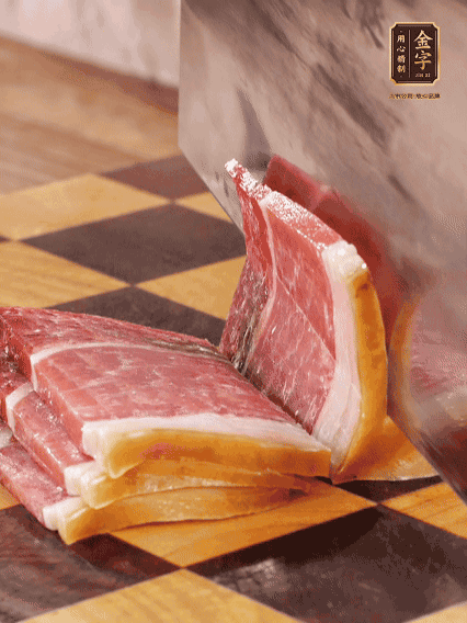 BB贝博艾弗森切片，温水浸泡5分钟；肉皮泡发，切成小块。