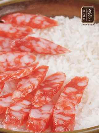 砂锅加入半勺猪油、半勺花生油抹匀，倒入丝苗米，加水没过大米一指高，盖盖大火煮至水分微干